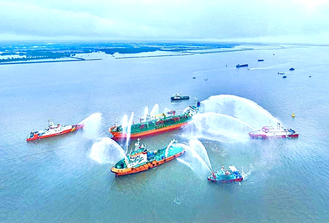 Large-scale fire-fighting, rescue on rivers and seas drill at Euro Port Bridge (Dinh Vu Industrial Park)